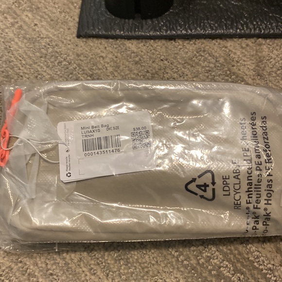 LULULEMON MINI BELT BAG- RARE (TRENCH COLOR) - Picture 5 of 6